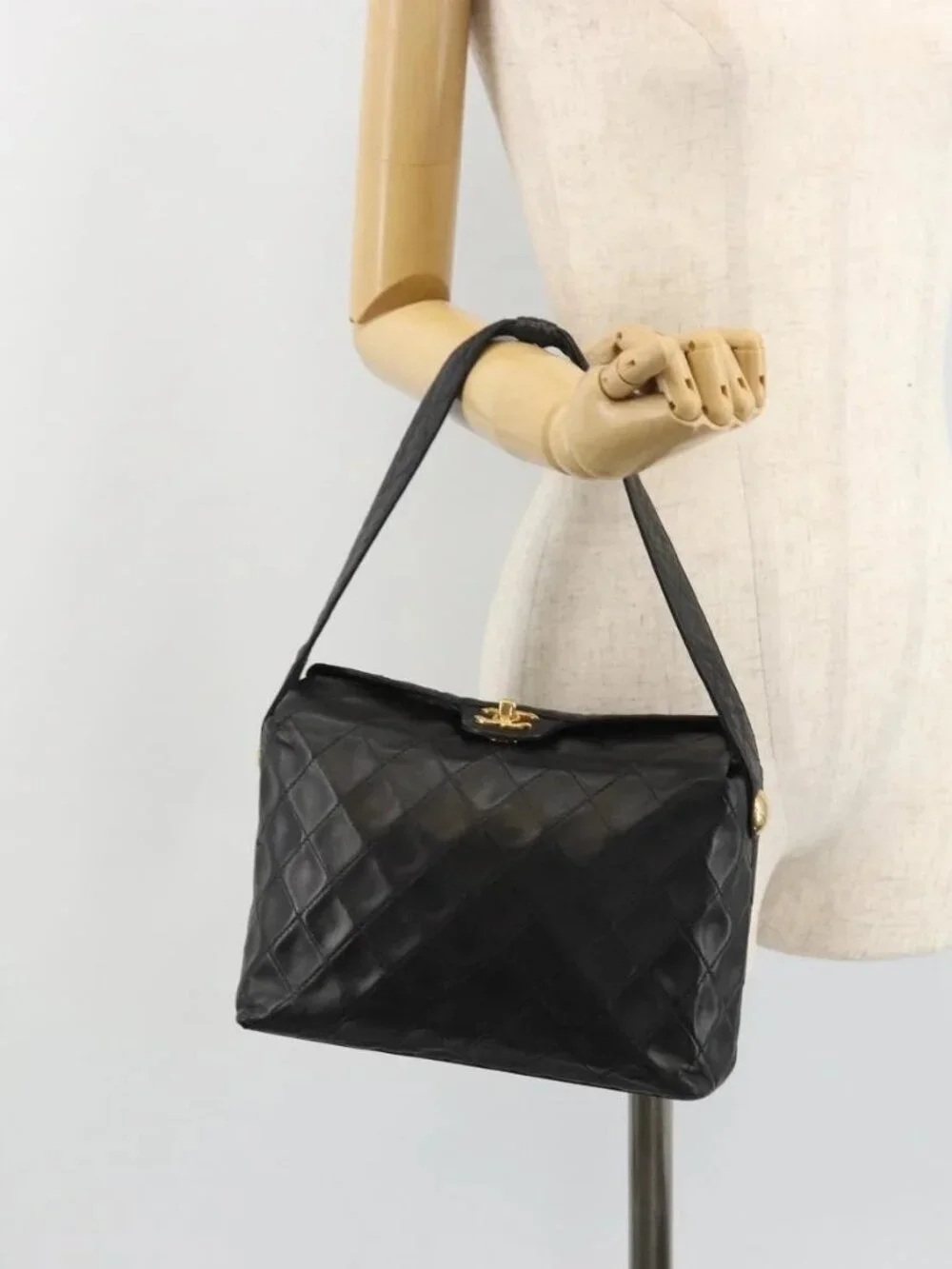 CHANEL Matelasse Chain Shoulder Bag Leather Black Gold CC Auth 188720